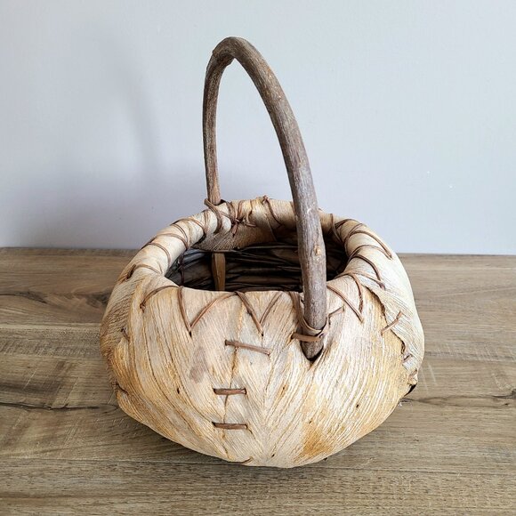 Vintage handmade natural palm husk fiber basket. Rustic beachy home decor. - Picture 2 of 9